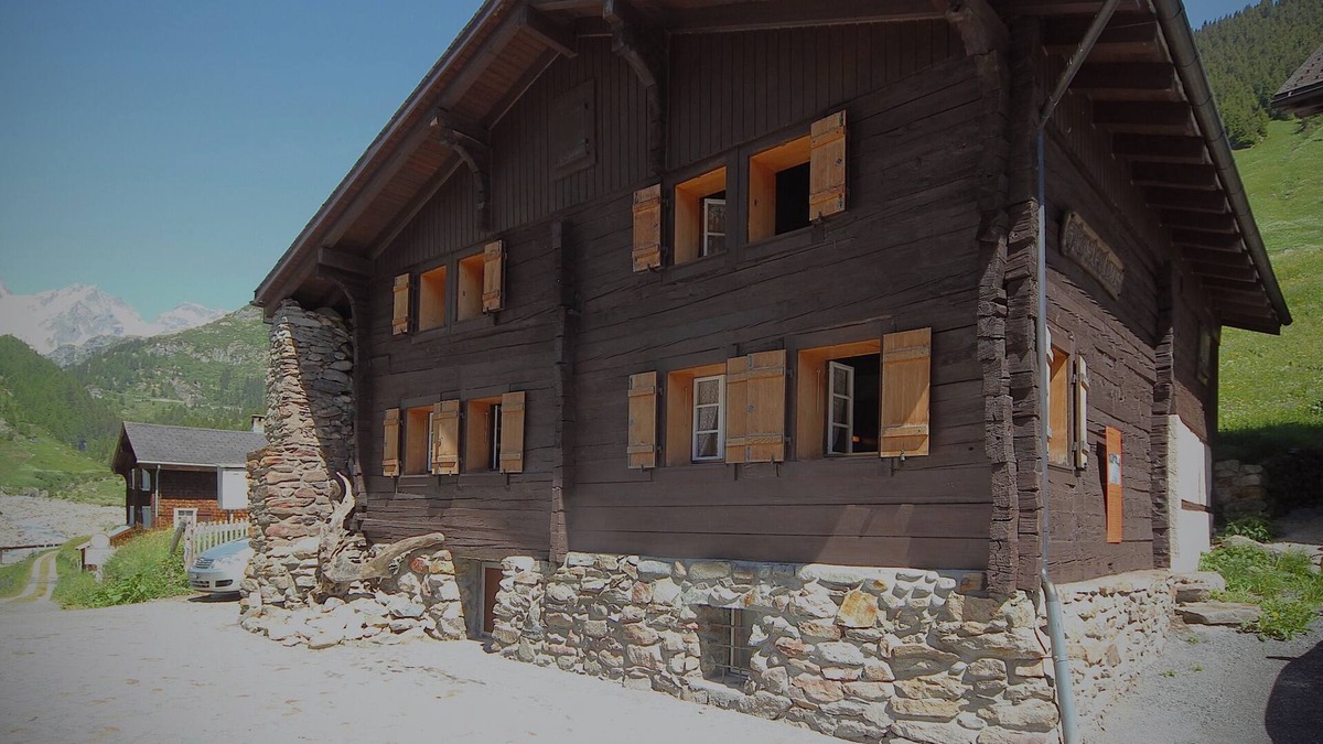 Wassen Ski Chalet | House in the middle of the Swiss Alps