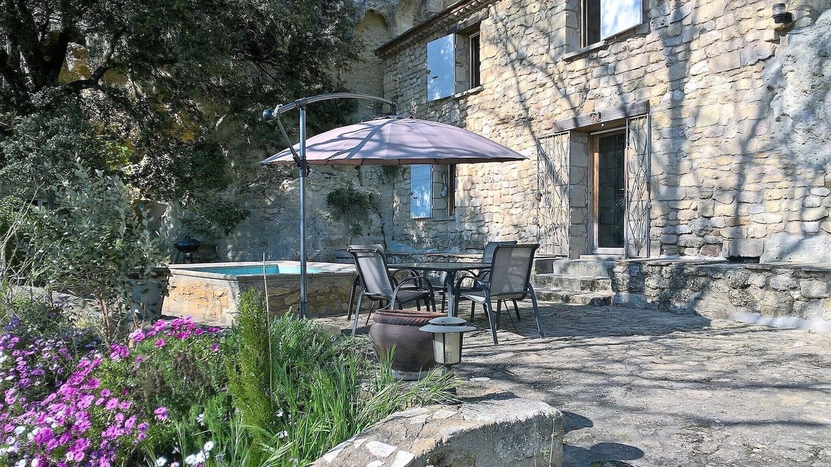 Istres House | HOUSE IN THE ROCK IN PROVENCE