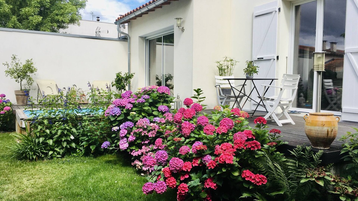 Roseraie House | House in Toulouse with garden & pool near downtown (subway rose garden)