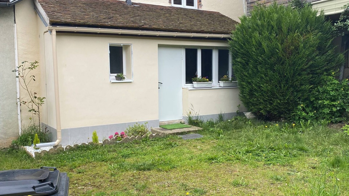 Senonches House | House in town center