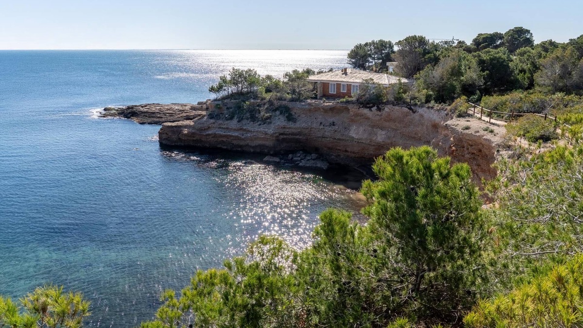 Roques Daurades Villa | House in unique location with panoramic sea views
