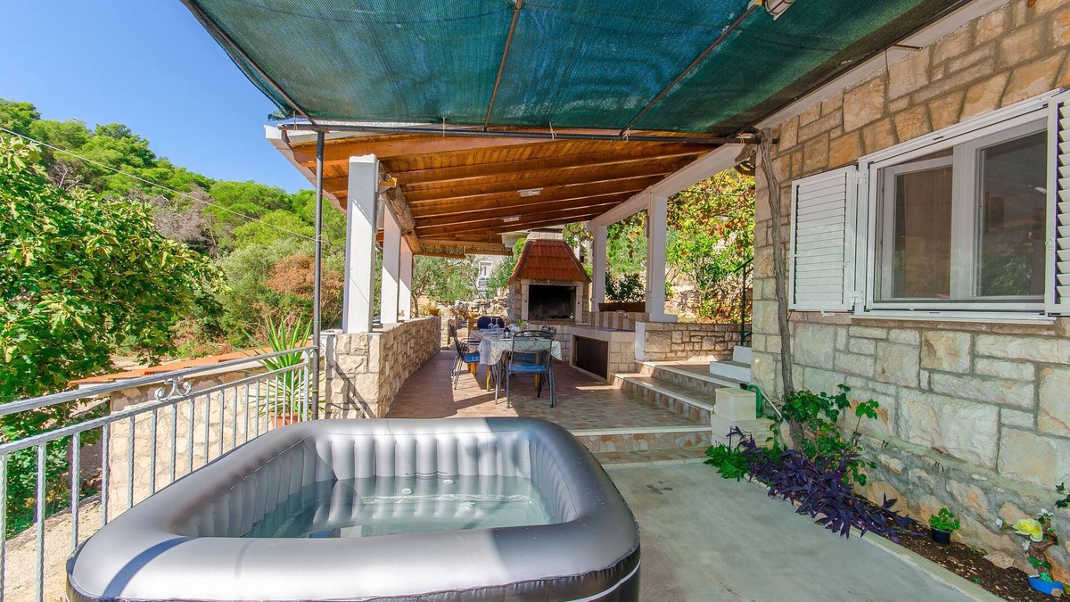Necujam House | House Isabella (65361-K1) - Necujam - island Solta