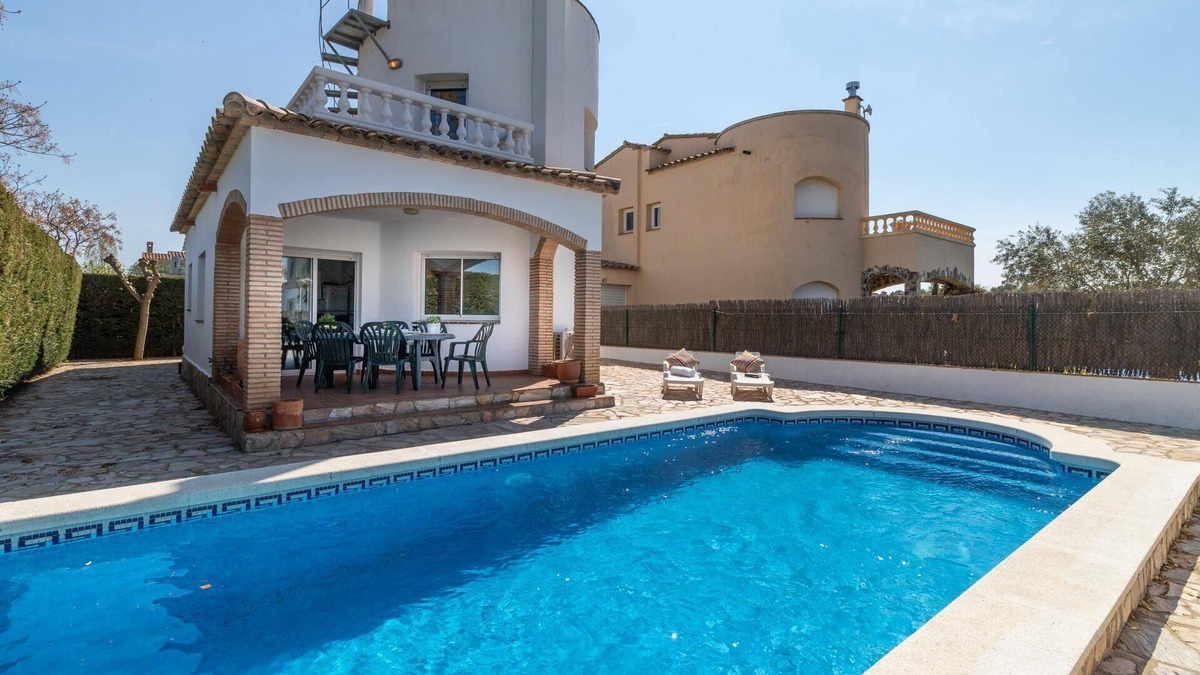 Sant Pere Pescador Ski Chalet | House La Barca - air conditioning, wi-fi, barbecue, garage, private pool, 200 m from the beach