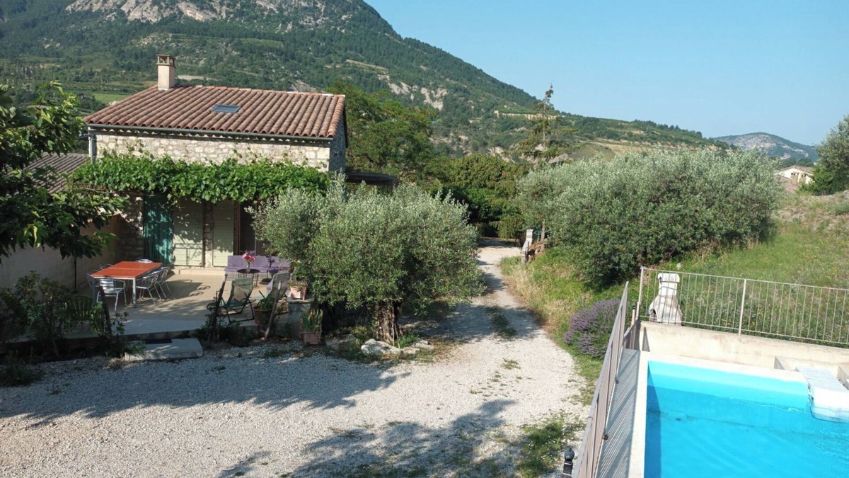Sahune House | House "Le Vieil Olivier" with Mountain View, Shared Pool and Wi-Fi