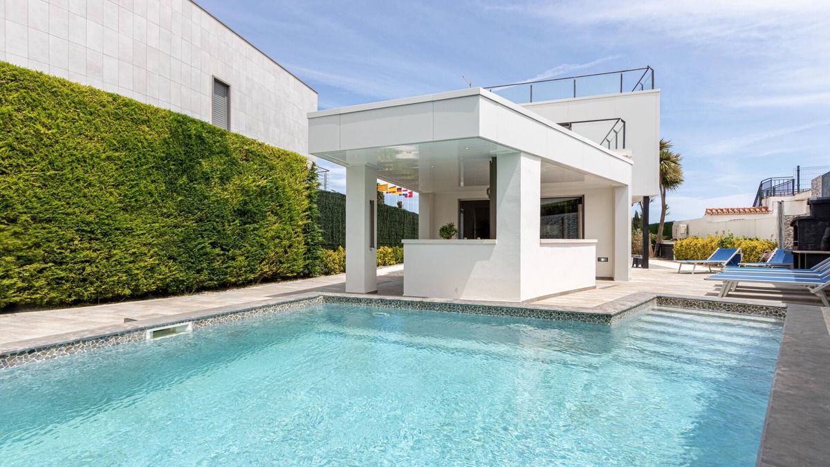 Bon Relax Ski Chalet | House Lieve, air conditioning, wifi, barbecue, private pool, parking.