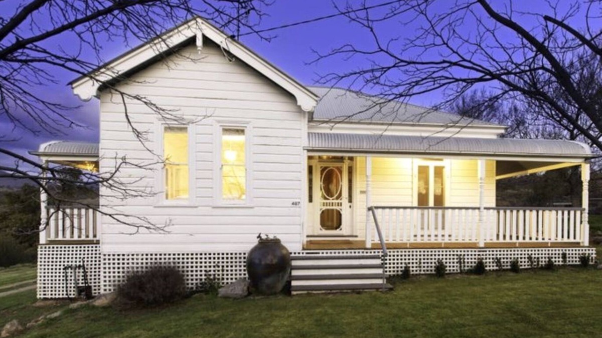 Wee Jasper House | House located on 40 acres overlooking the Goodradigbee River.
