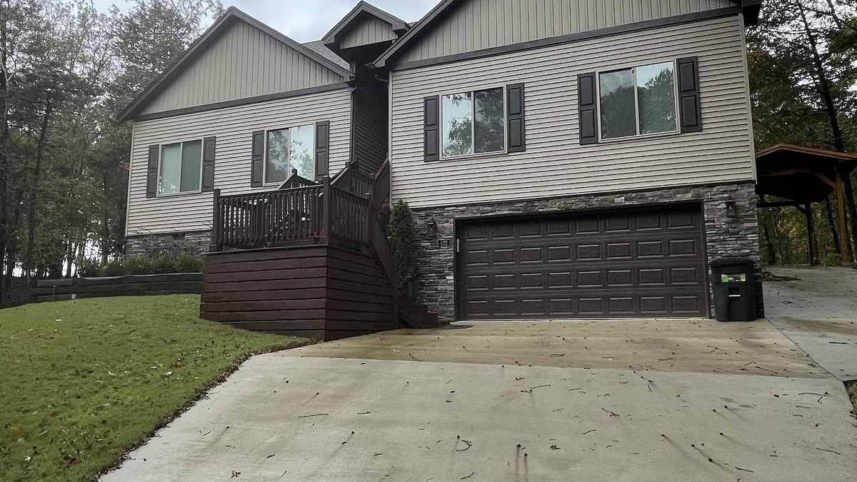Fairfield Bay House | House located on Golf Course, community pools, hiking and ATV trails, close to G