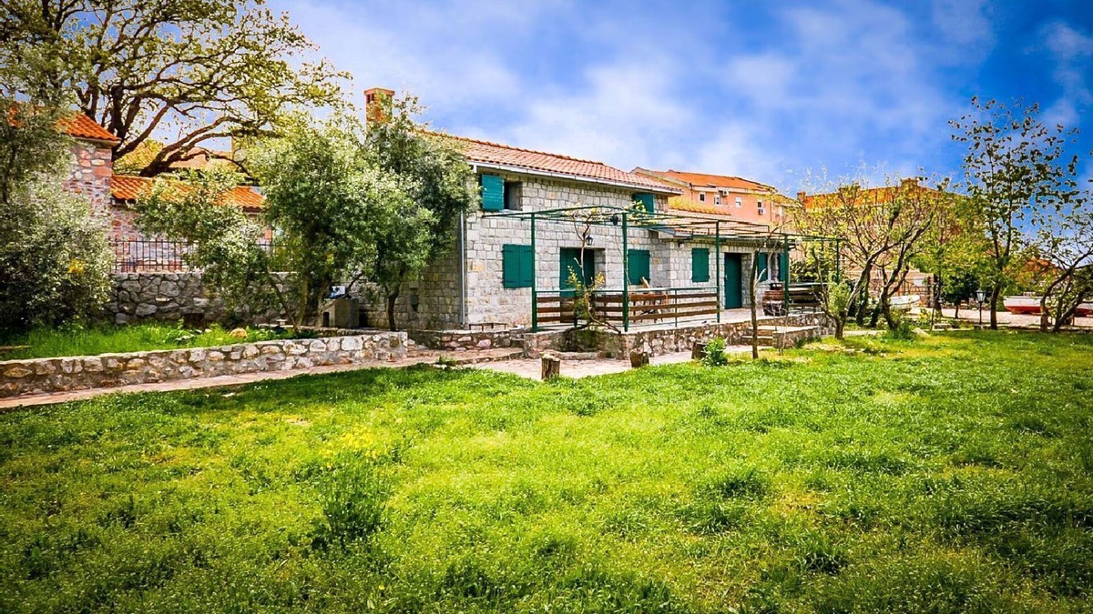 Podmaine House | House Luka (92781-K1) - Budva