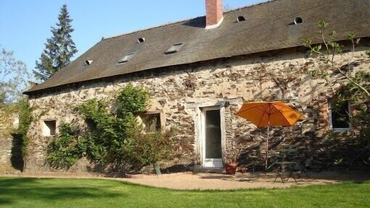 Aze Cottage | House mirvault castle, by the river