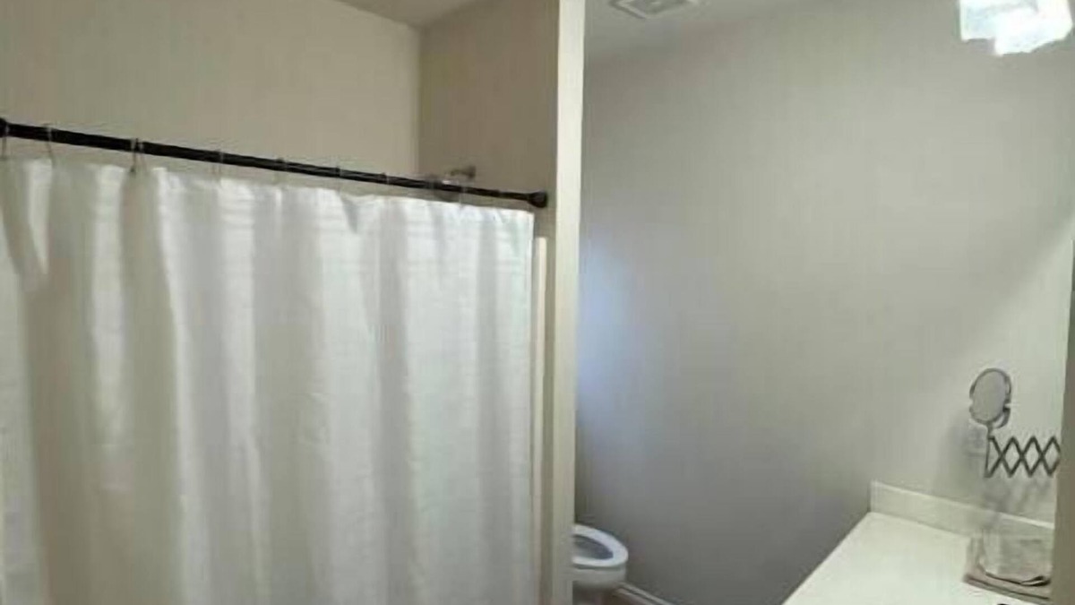 Yukon House | House near the Lake and Turnpike