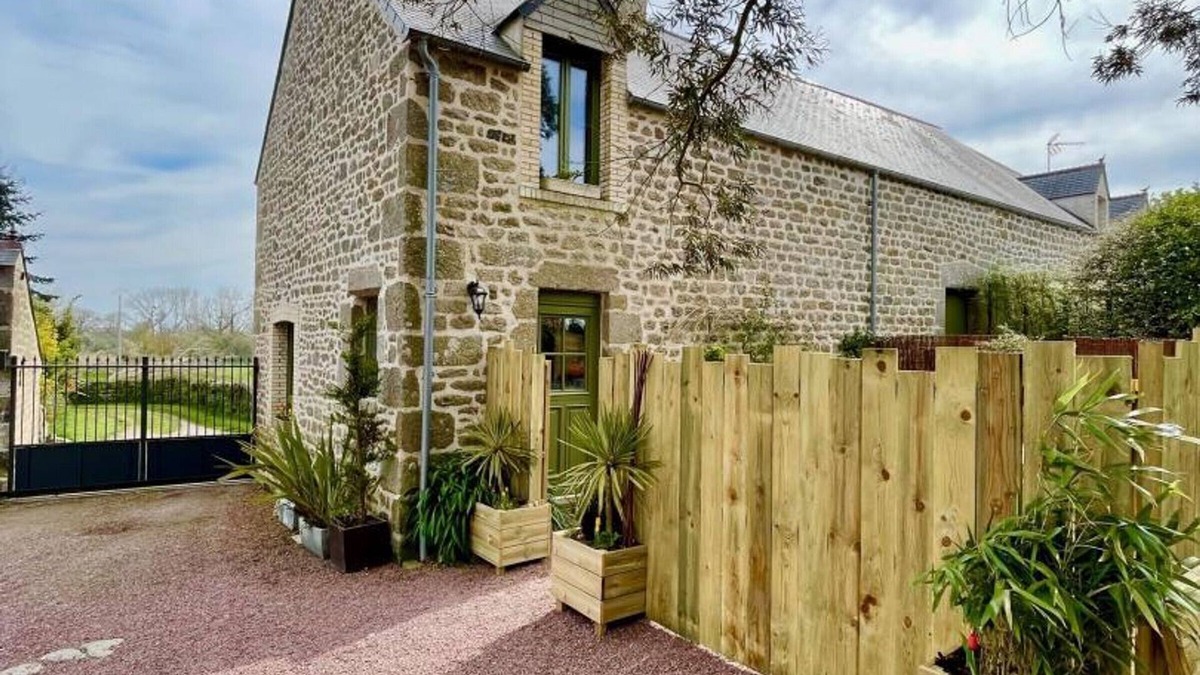 Montfarville Cottage | House near the sea, linens provided, secure parking