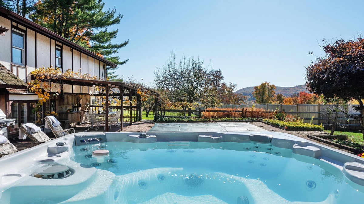 New Preston House | House Nestled Bet Vineyards/Pool, Sauna and Spa