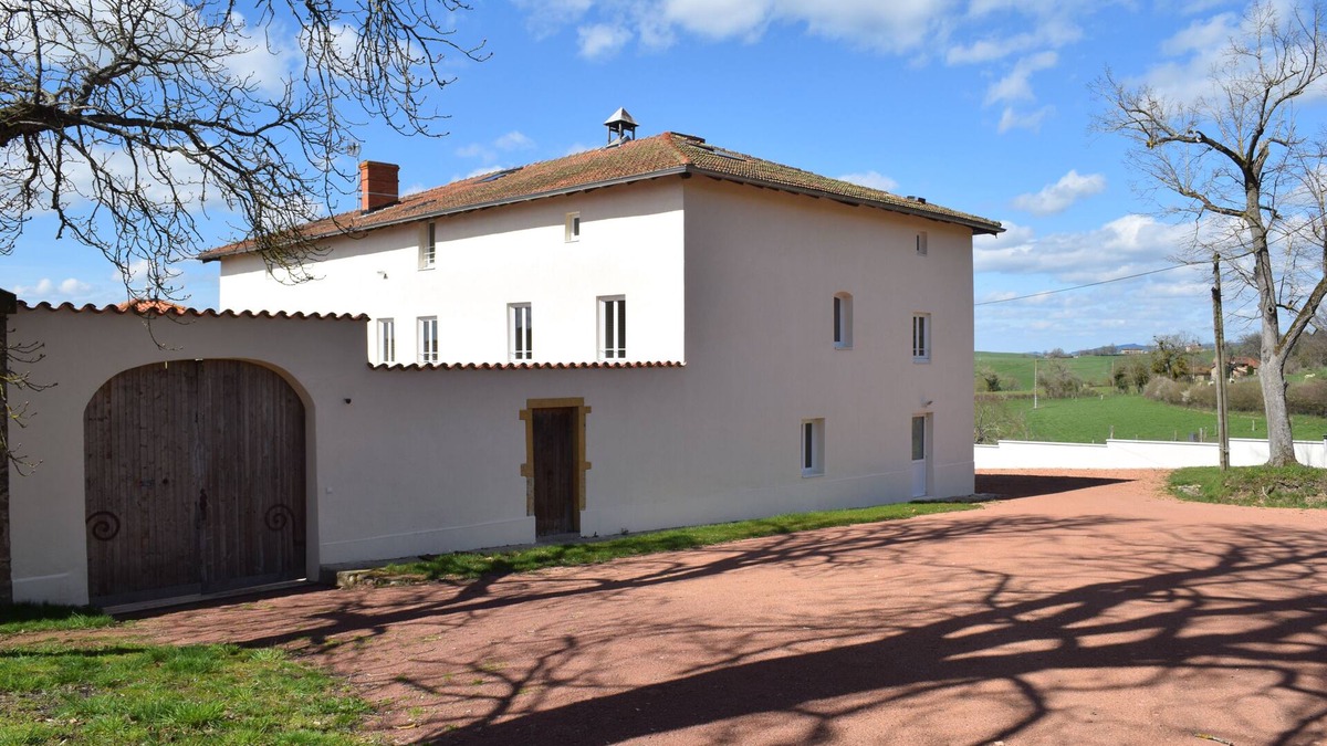 Saint-Symphorien-de-Lay House | House of character in the heart of an equestrian estate