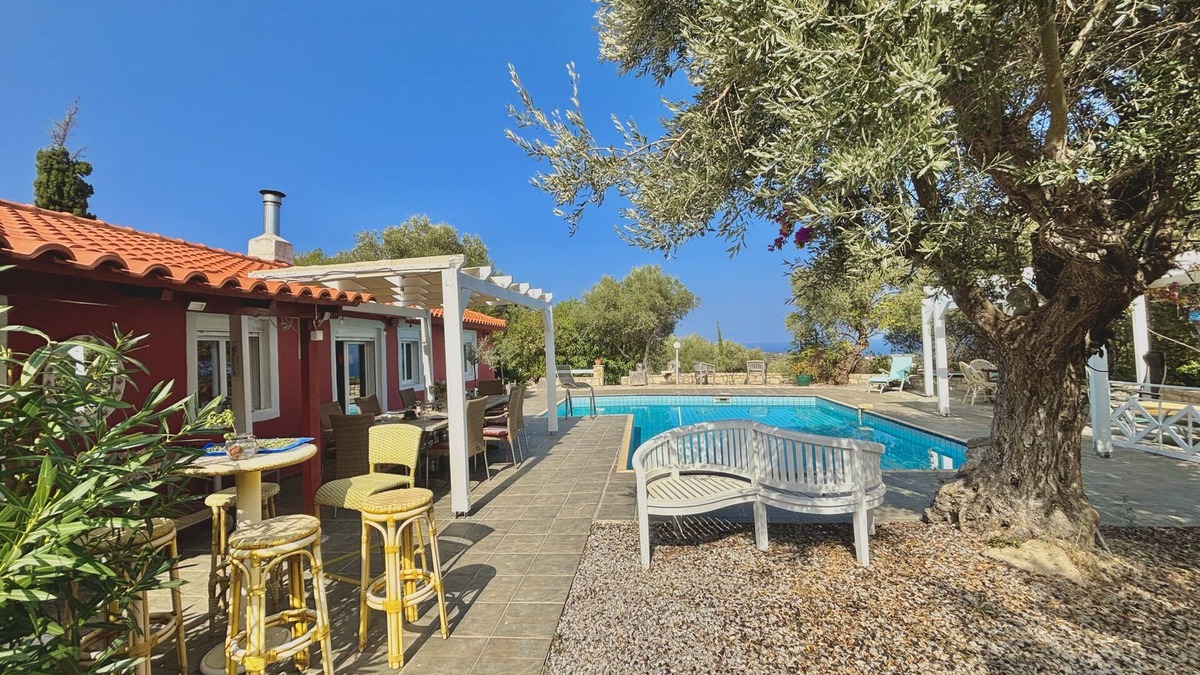 Roussospiti House | House of character with swimming pool private and seen on sea