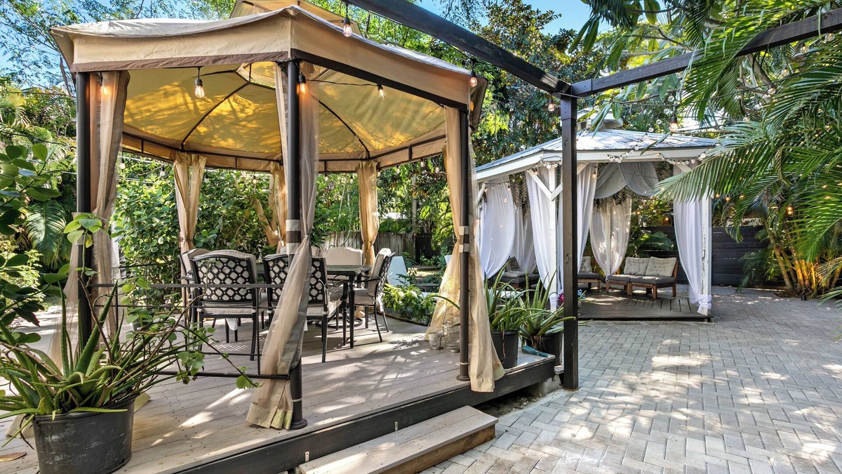Poiciana Park II House | House of Lotus-Cottage house w/tropical backyard & amenities- Near PBI & beach