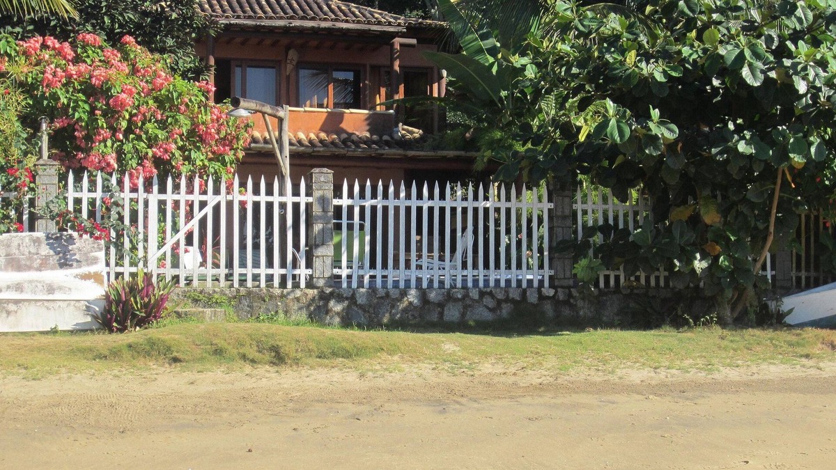 Mambucaba House | House of the Arts - Right on beach, 4 suites, swimming pool, BBQ, Wifi - Only 6kms from Paraty centre.