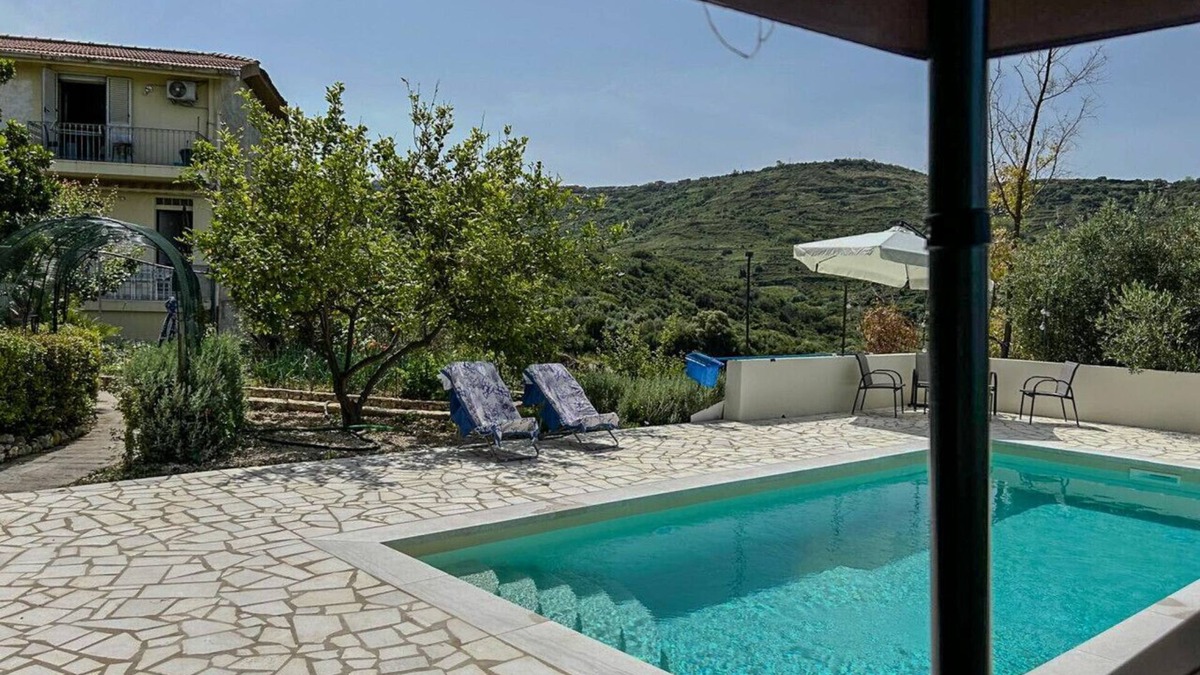 Modolo House | House of the Grapevine - Aurora