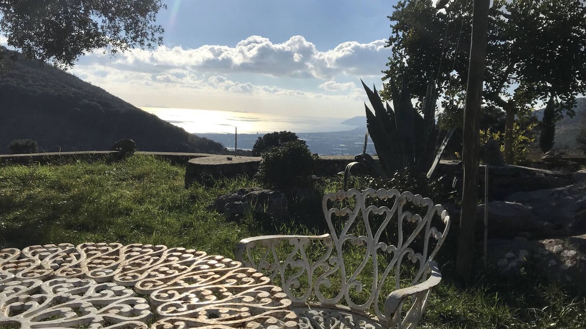 Terracina Apartment | House of the Olive Tree, in the Natural Park of the Ausoni Mountains and Lake Fondi.