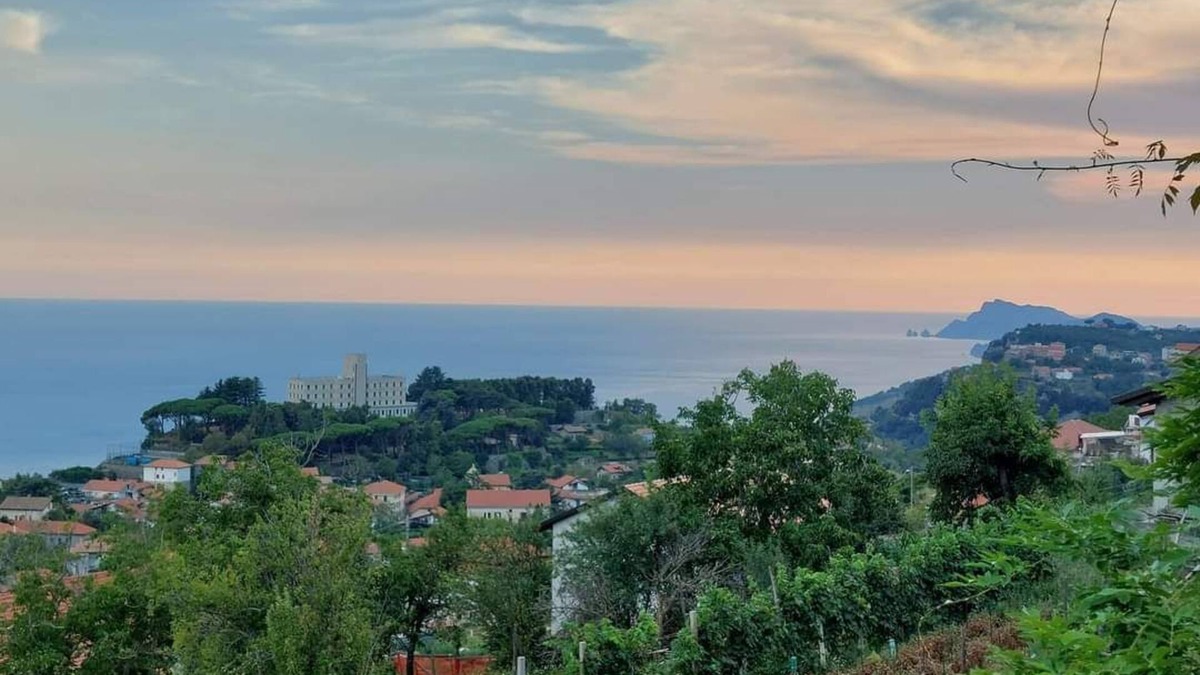 San Lazzaro House | House on 3 levels, with wide sea views.