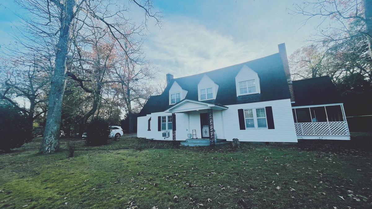 Americus House | House on an acre! Book 2 nights and get the 3rd free.