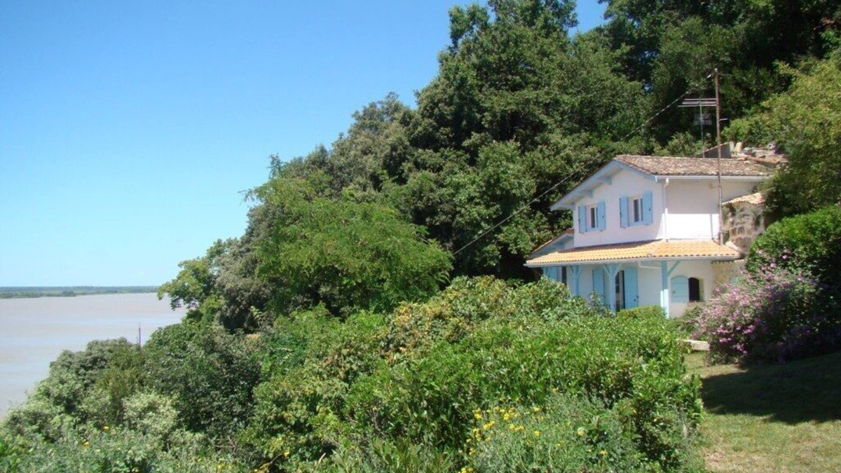 Gauriac House | House on cliff facing Gironde estuary