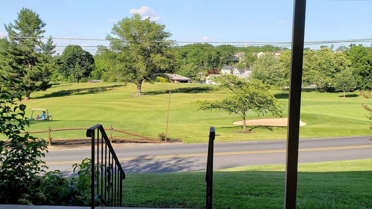 Dillsburg House | House on Golf course with mountain views and access to central PA attractions.