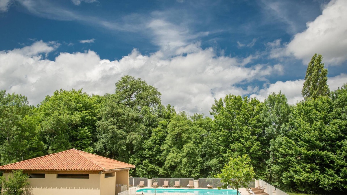Lacapelle-Marival House | House on holiday park with pool in the Lot