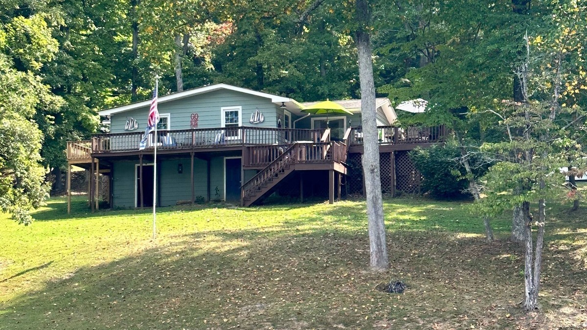 Penrod House | House on Lake Malone 200ft waterfront No Cleaning/Pet fees Across from Marina