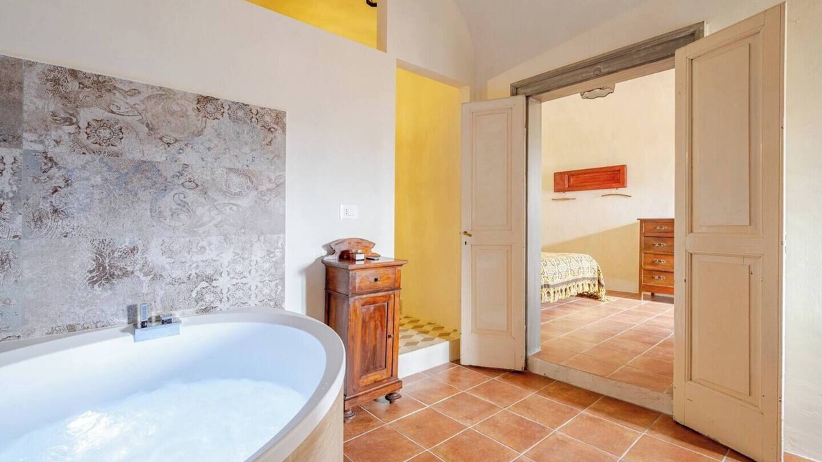 Calascio House | House On The Arch, Deluxe Jacuzzi in Calascio