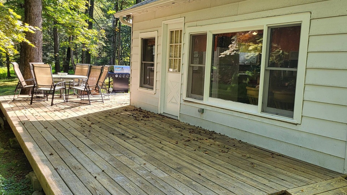 Dingmans Ferry House | House on the Dingmans Creek. Cozy, quiet and relaxing. Close to Child's park.
