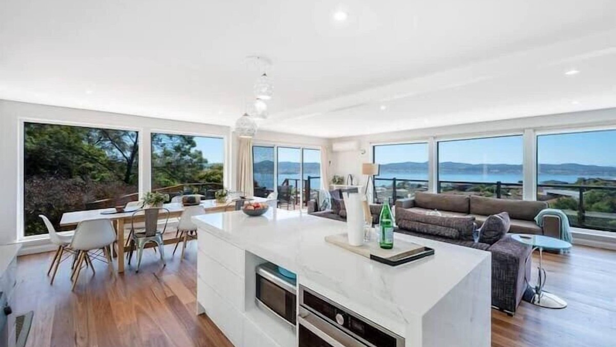 Sandy Bay House | House on the Hill with a View – Sleeps 12, 3 Bath