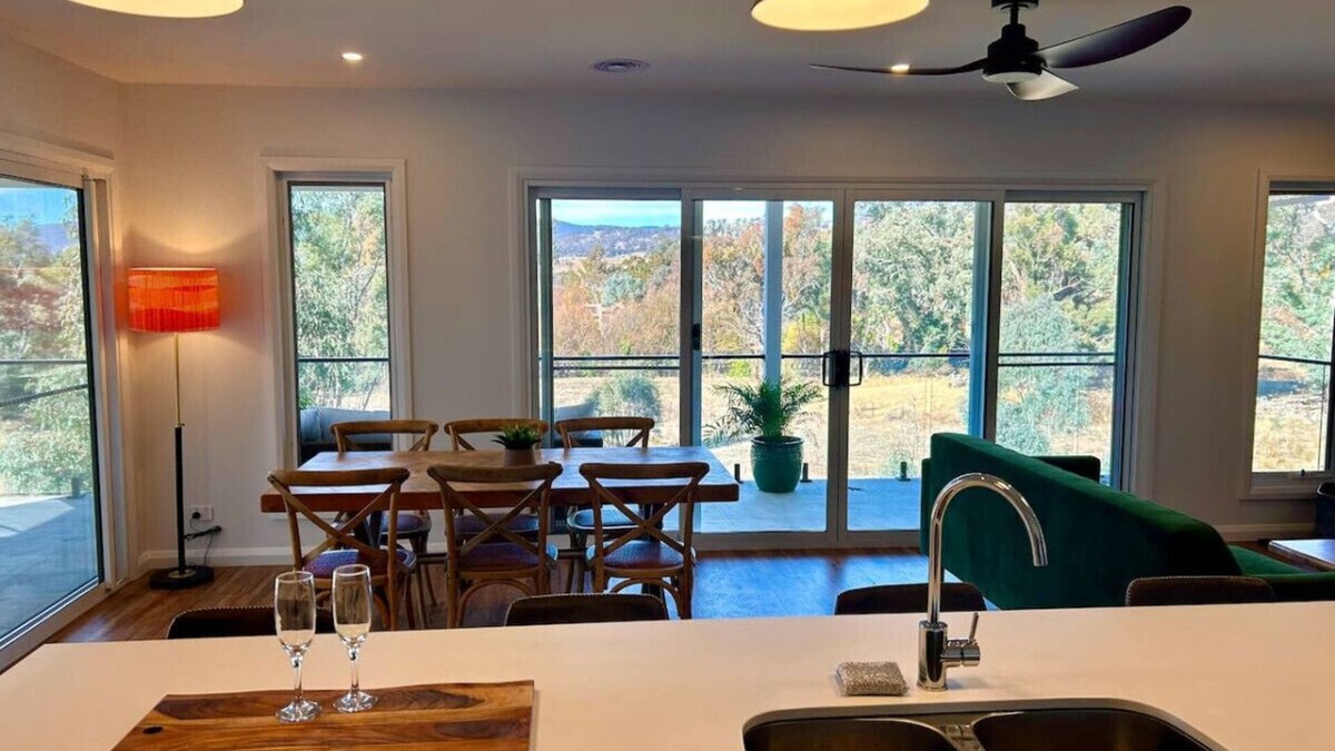 Wodonga House | House on the Hill - with VRBO