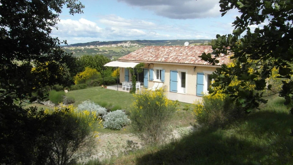 Seguret House | House on the hills of Provence overlooking vineyards .