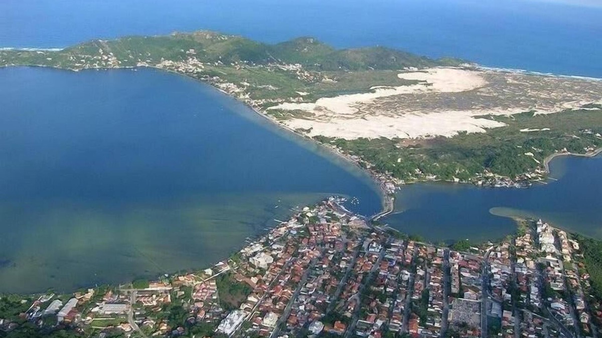 Lagoa da Conceicao House | House on the lagoon with 2 bedrooms, 2 bathrooms, internet, 300m from the beach.