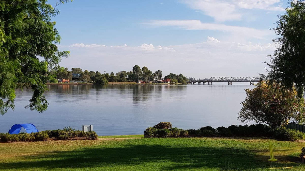 Yarrawonga House | House overlooking Lake with private jetty, 2 min walk to Yarrawonga main street