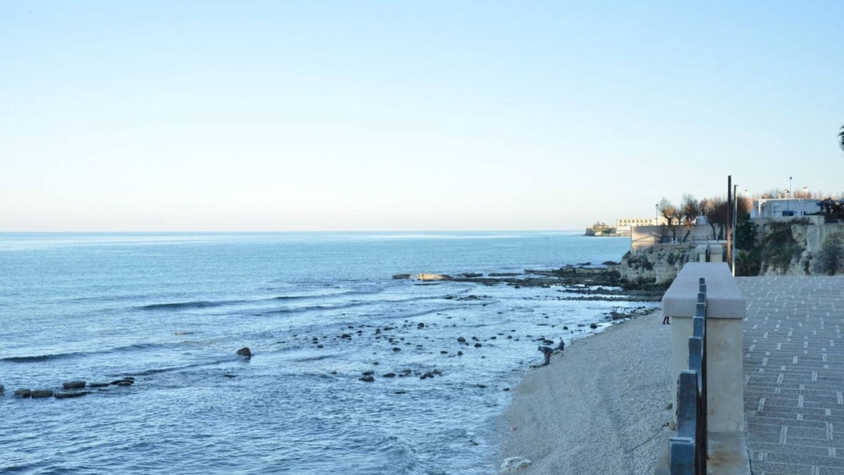 Trani Apartment | House Scoglio di Frisio - Sea View