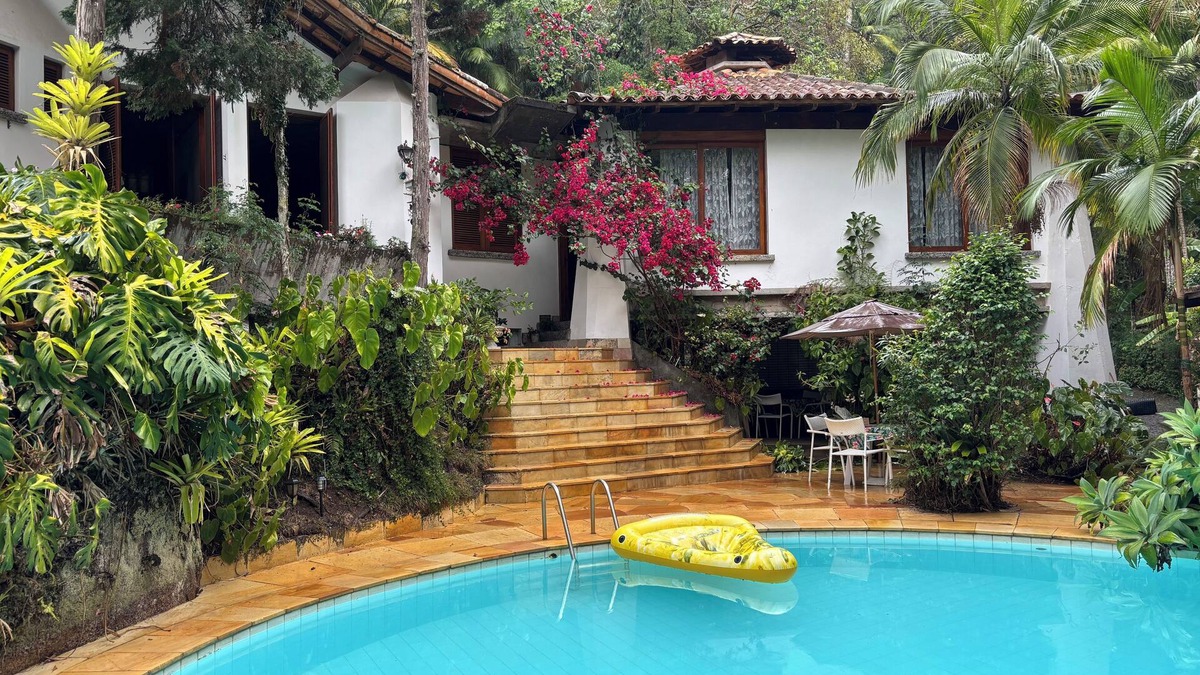Teresopolis House | House Season Refugio Teresopolis, surrounded by forest, environmental protection area