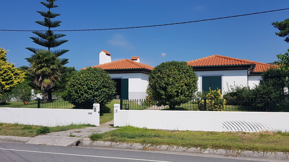 Vila Praia de Ancora House | House sleeps 10 near the ocean and downtown