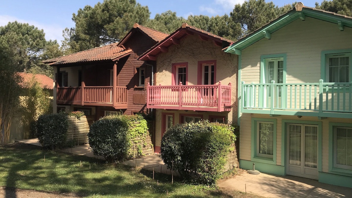Lacanau-Ocean House | House sleeps 4/5 with large heated summer pool in private grounds.