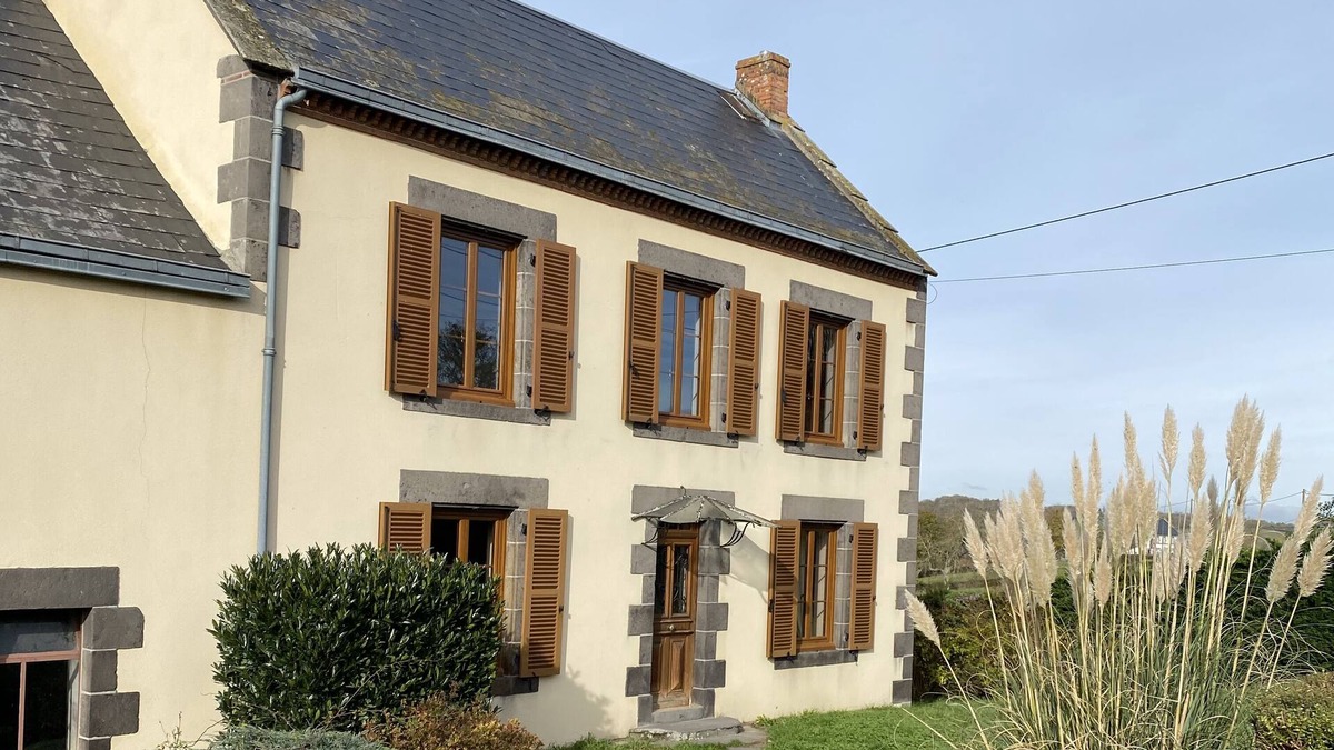 Genouillac House | House sleeps 8/10 with enclosed grounds. Pets welcome!