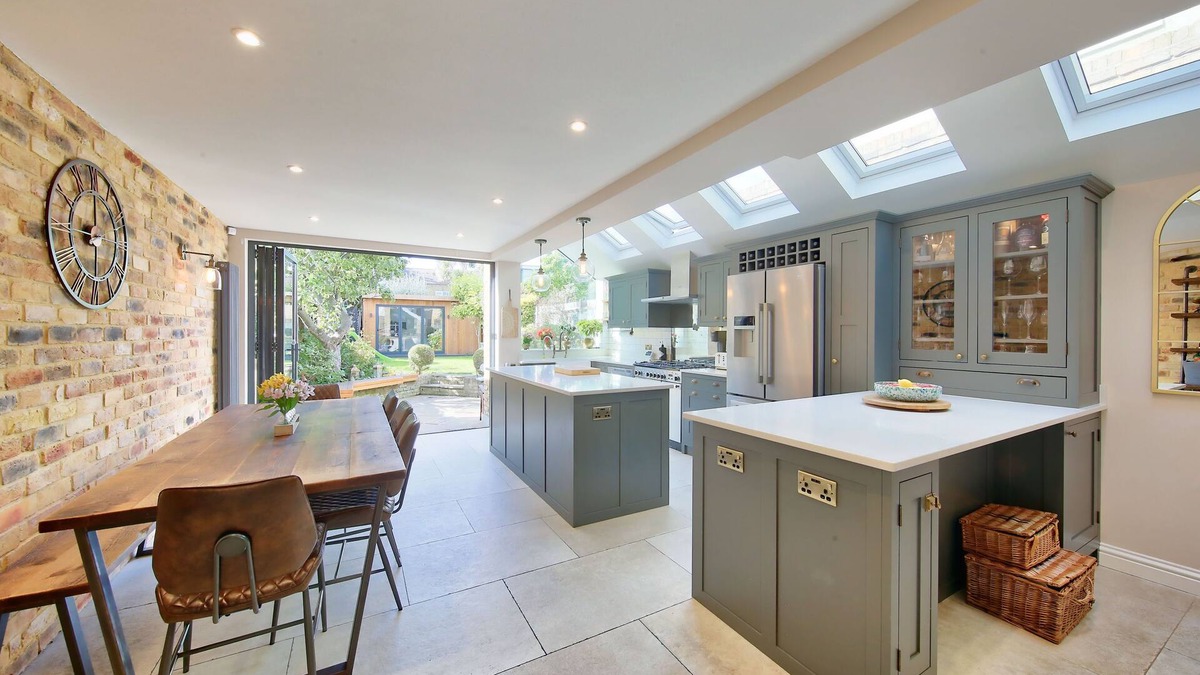Wimbledon House | House - Sleeps 8 - Garden - Children's Play Area