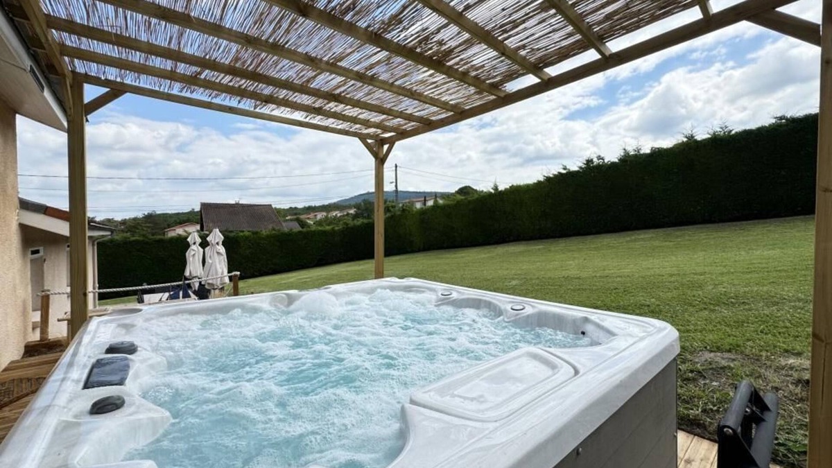 Aubiere Apartment | House sleeps 8 with Jacuzzi/Pétanque court