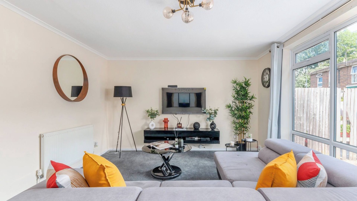 Glyndon House | House - Sleeps up to 10 & Free Parking