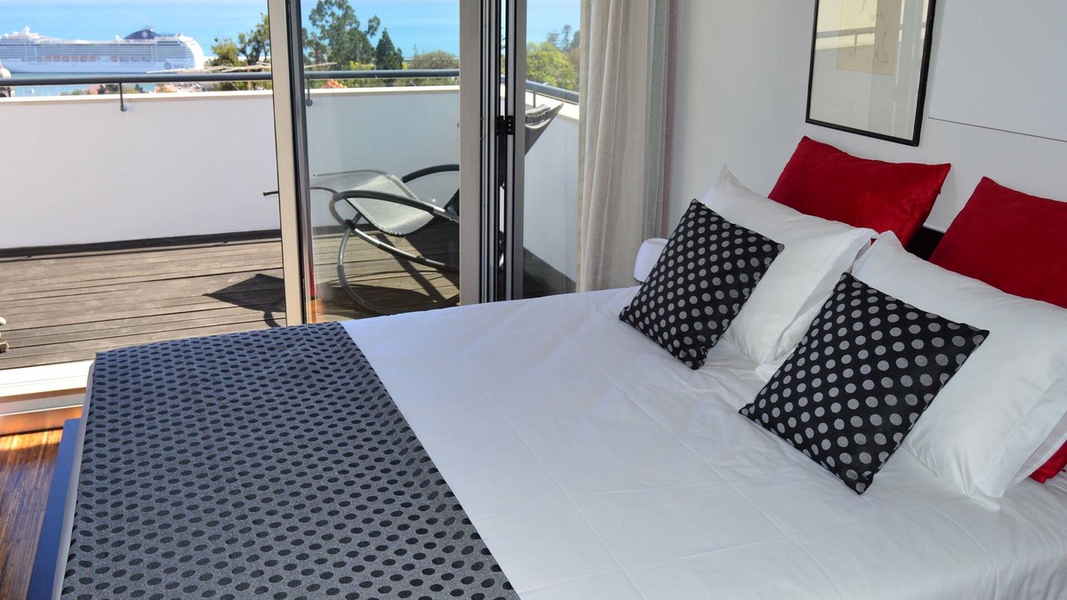 Sao Pedro House | House T2 with excellent views, located in the historical center of Funchal.