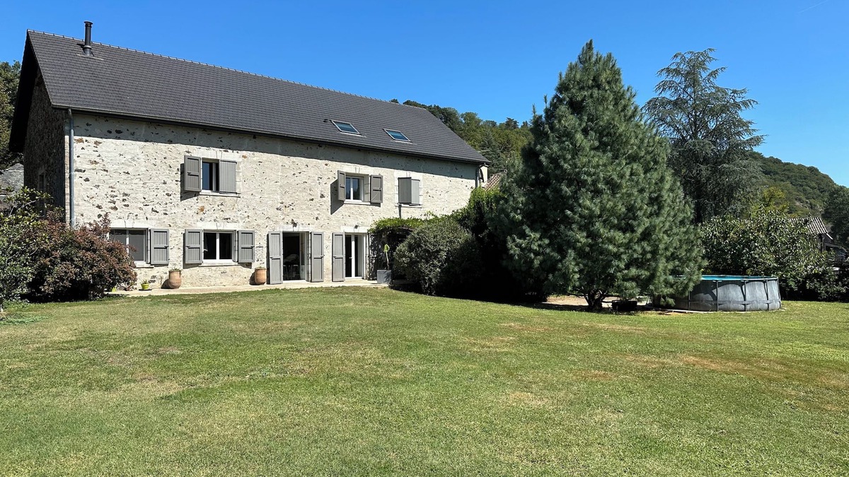Compolibat Villa | House to rent for summer holiday weekends for 8 -9-10- 11 - 12 - 13 persons