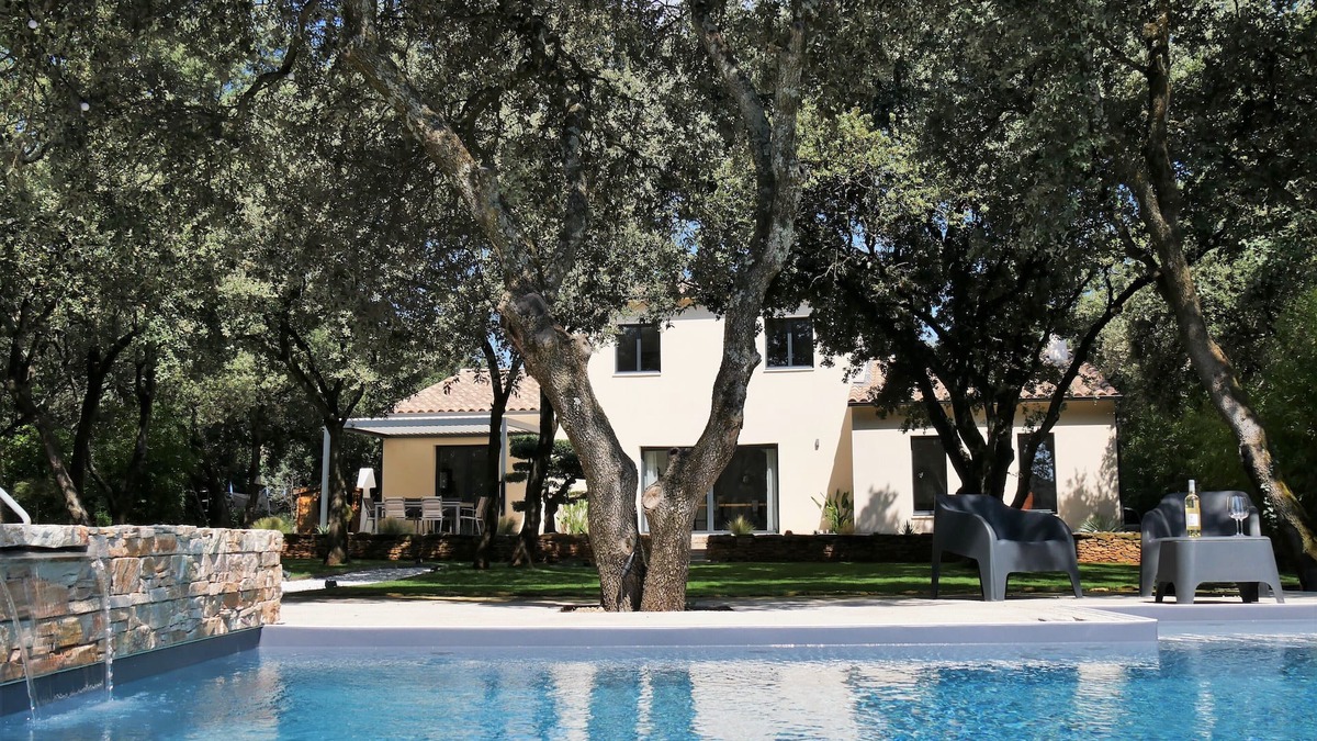 Suze-la-Rousse House | House under the oaks with dominant view