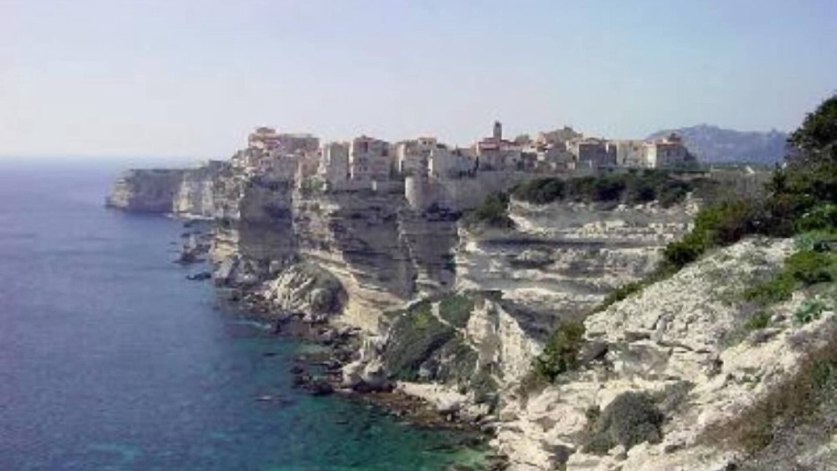 Bonifacio Villa | House /Villa - BonifacioHouse with garden