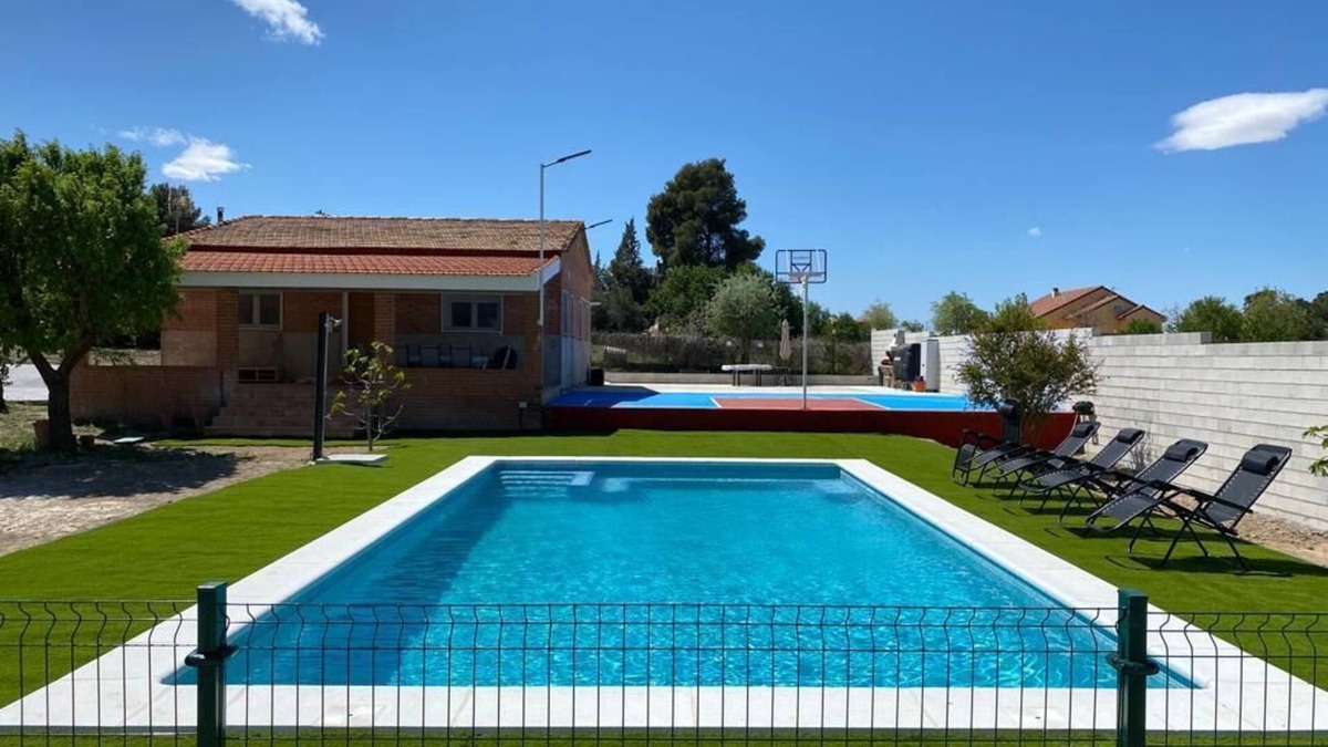 Fuentiduena de Tajo Ski Chalet | House with pool, Villa Alarilla