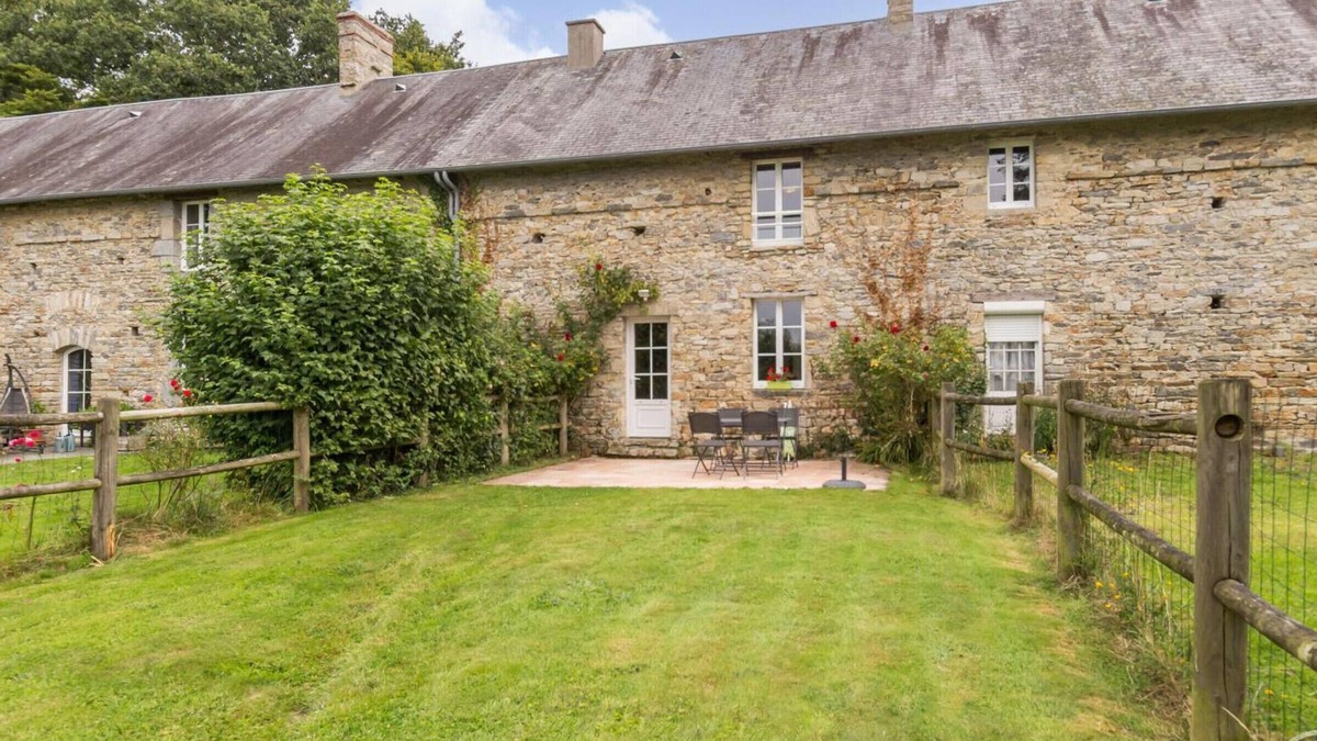 Hauteville-la-Guichard Cottage | House with Garden, Pets allowed