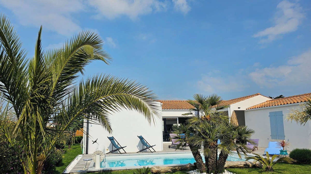 Cheray House | House with swimming pool, patio terrace chai, near town, sea park 3 km away